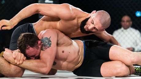 El invicto luchador Khamzat Chimaev vence a Jack Hermansson en un combate de lucha libre olímpica y un fanático entra en la jaula para felicitarlo