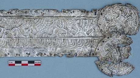 Dioses alados y grifos: hallan en Rusia una placa "única" con deidades escitas de hace más de 2.300 años (FOTOS)