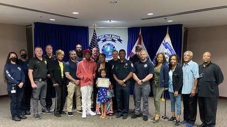 Una niña de 9 años se enfrenta a un ladrón para proteger a su madre y la Policía la honra "por su valentía" (VIDEO)