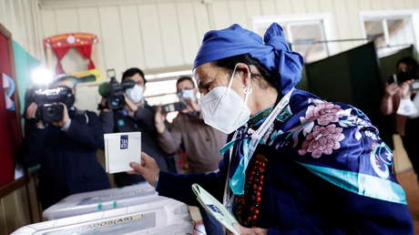 Chilenos acuden a los centros de votación para participar en las elecciones presidenciales