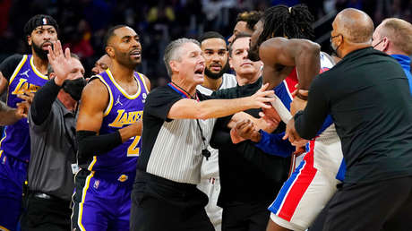 LeBron James desata la ira de un rival con un golpe sangriento que por poco termina en una pelea masiva en la NBA (VIDEO)