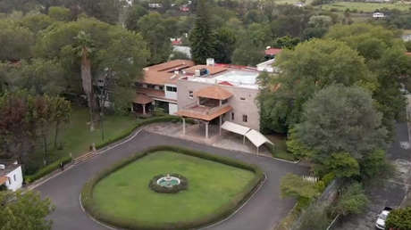 El nuevo gobernador de Michoacán muestra la lujosa casa donde residían sus antecesores, que incluye una habitación blindada con una salida secreta