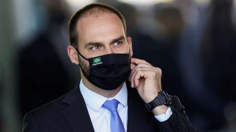 Uno de los hijos de Bolsonaro elogia al ultraderechista José Antonio Kast por su paso a la segunda vuelta presidencial en Chile