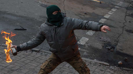 Personas encapuchadas atacan con bombas molotov la sede del diario Clarín en Buenos Aires