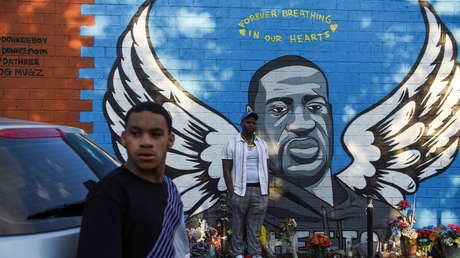Una importante universidad católica de EE.UU. exhibe una pintura con George Floyd representando a Jesucristo en los brazos de la Virgen María