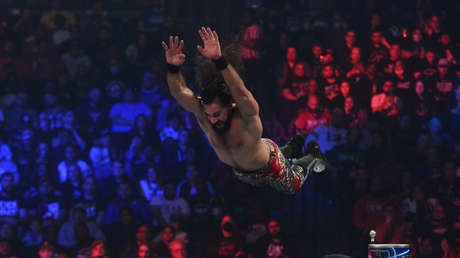 VIDEO: Un espectador ataca y derriba a un luchador de la WWE en una transmisión en vivo