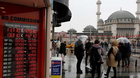El deterioro de la moneda nacional genera protestas en Turquía (VIDEOS)