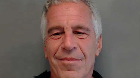 Revelan que el multimillonario Jeffrey Epstein afirmó ser demasiado "cobarde" para suicidarse semanas antes de su muerte en prisión