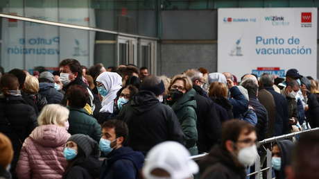 Por qué España resiste la ola del coronavirus que azota Europa (y el gráfico que muestra la importancia de la vacunación)