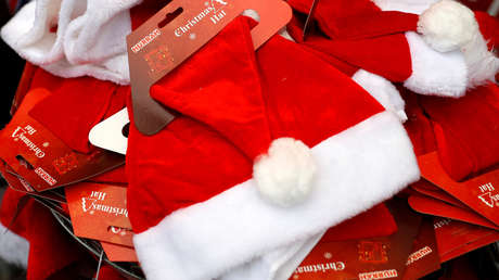 Un desconocido 'adorna' las estatuas de una capilla de la Universidad de Cambridge con gorros de Papá Noel (FOTOS)