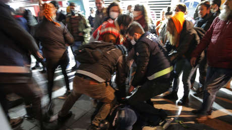 VIDEOS: Policía reprime las masivas protestas por la devaluación de la lira en Turquía