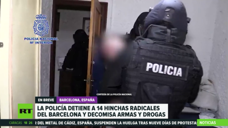La Policía española detiene a 14 hinchas radicales del F.C. Barcelona y decomisa armas y drogas