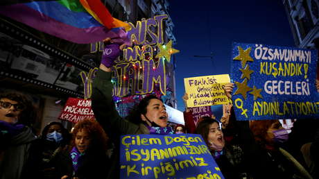 FOTOS, VIDEOS: La Policía turca usa gases lacrimógenos para dispersar una protesta por los derechos de la mujer