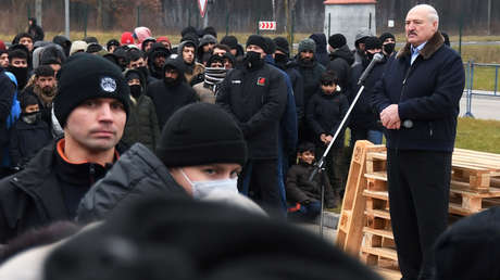 Lukashenko insta a los refugiados a elegir si regresan a casa o siguen sus intentos de llegar a la UE