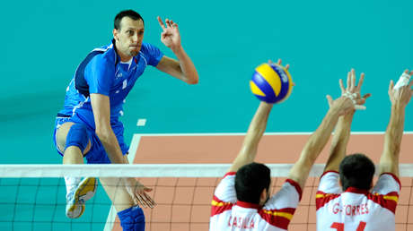 Un voleibolista italiano creyó  durante 15 años que tenía un romance con una supermodelo y queda en la ruina