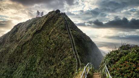VIDEO: Una 'tiktoker' de Hawái critica a los senderistas que escalan una ruta prohibida