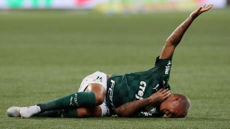 VIDEO: Un futbolista del Palmeiras finge que es agredido... ¡por el árbitro!