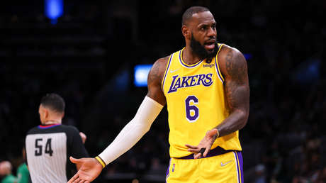 Multan con 15.000 dólares a LeBron James por realizar un "gesto obsceno" durante un partido de la NBA (VIDEO)