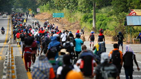 Una nueva caravana de migrantes que se desplaza rumbo a EE.UU. suscita temores ante la propagación de la variante Ómicron