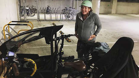 FOTOS: una diputada de Nueva Zelanda pedalea al hospital para dar a luz (por segunda vez)