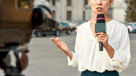 VIDEO: Tocan la nalga a una periodista deportiva en vivo y su compañero le dice que "no se enfade"