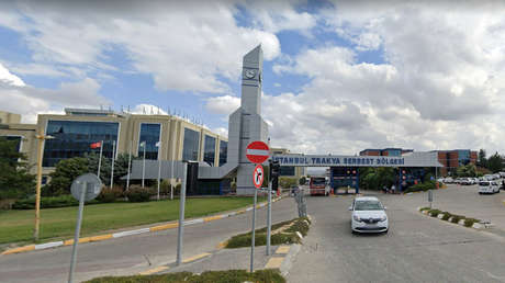 Huracán desploma una torre de reloj en Turquía y un conductor se salva por segundos de ser aplastado (VIDEO)