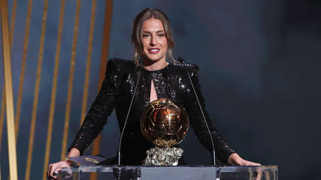 "¿Quién eres tú?": la inesperada pregunta de Didier Drogba a la ganadora del Balón de Oro femenino que convirtió al exfutbolista en blanco de críticas