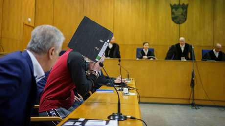 Un exmilitante del Estado Islámico se desmaya tras ser sentenciado a cadena perpetua por encadenar bajo el sol y dejar morir de sed a una niña yazidí