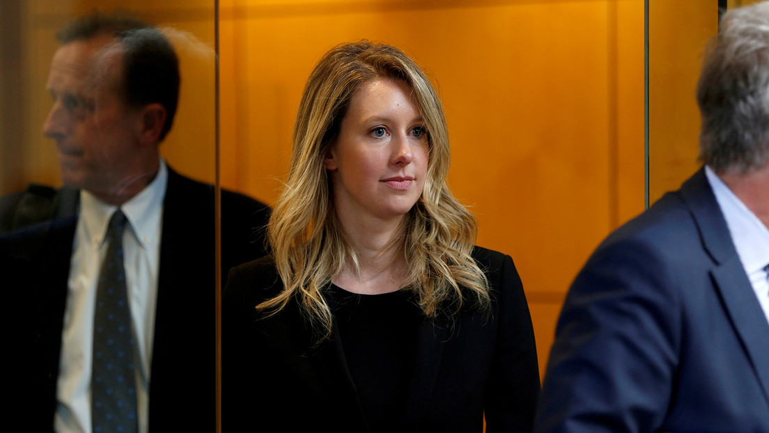 Elizabeth Holmes, la fundadora de Theranos acusada de fraude, testifica que sufrió abusos sexuales y psicológicos por parte de su exnovio y socio