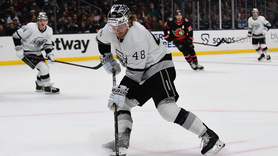 Sancionan con cinco partidos a un jugador de la NHL por morder a un rival (VIDEOS)