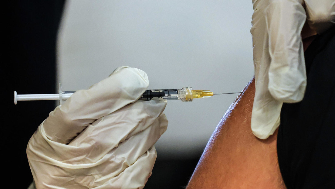 Un italiano trata de vacunarse con un brazo de silicona para obtener el pasaporte covid, pero fracasa y termina detenido