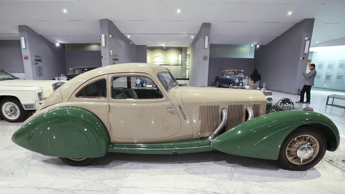 FOTOS: Exponen una colección de rarezas del automovilismo que pertenecieron a la familia imperial de Irán, derrocada en 1979