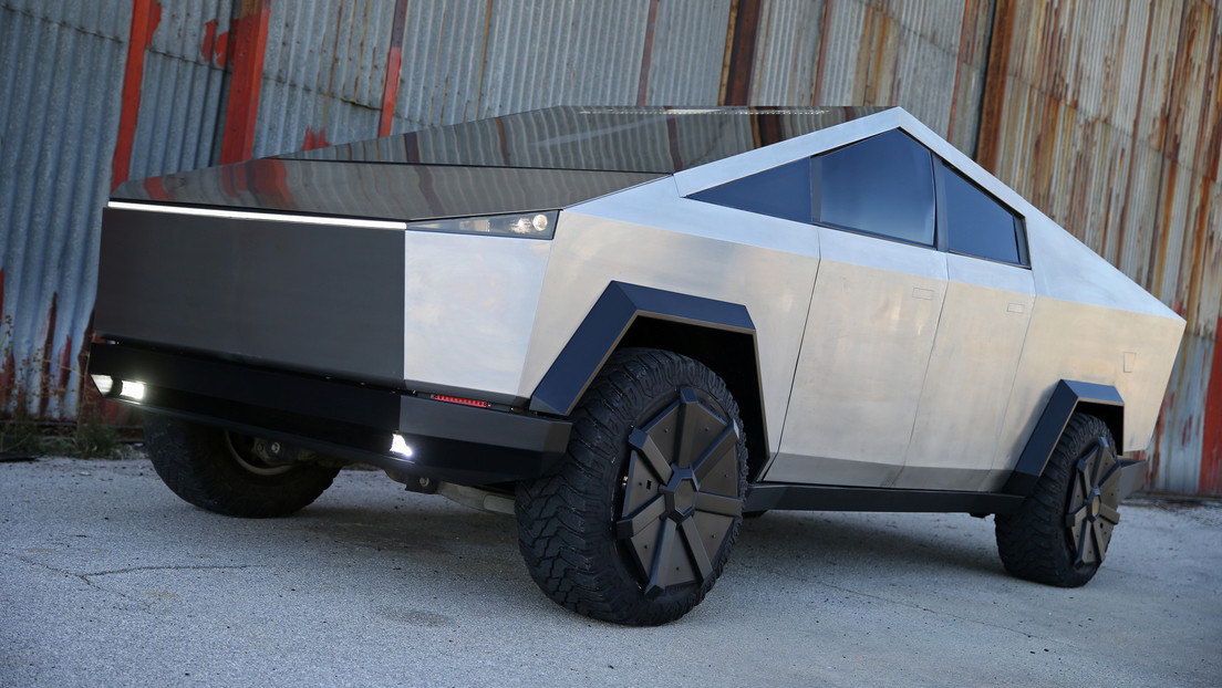 Tesla actualiza las especificaciones de la Cybertruck y añade 4 motores y dirección en las ruedas traseras