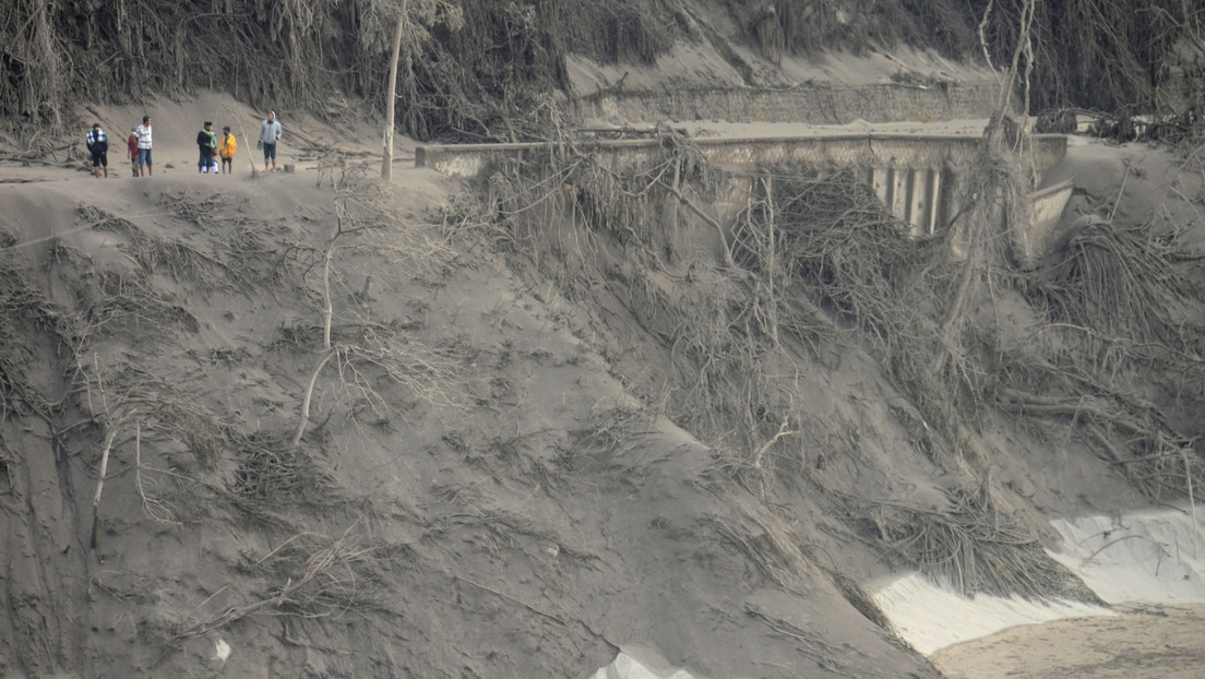 Una isla indonesia queda envuelta en cenizas tras la erupción del volcán Semeru, que dejó decenas de víctimas (FOTOS)