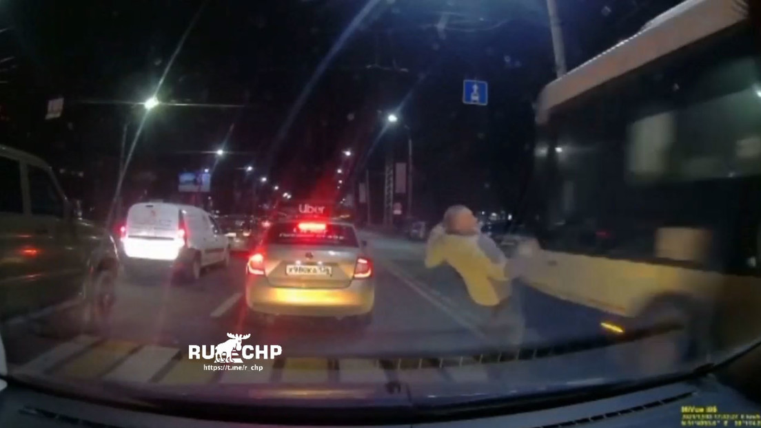 VIDEO: Un hombre evita por centímetros ser atropellado por un autobús al echarse hacia atrás a lo 'Matrix'