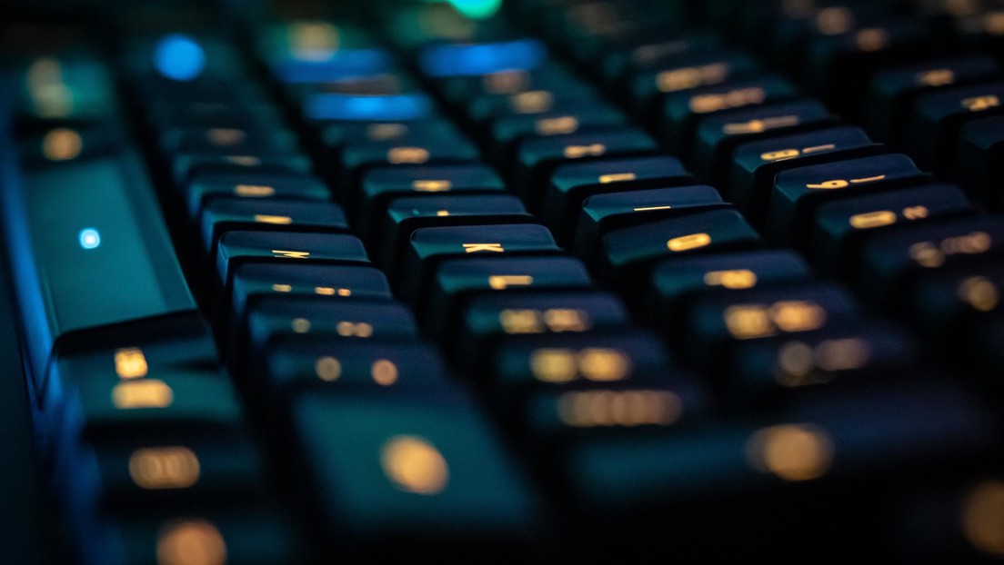 Un programador adapta a su ordenador un teclado y un 'trackball' antiguos, usados en el pasado para lanzar misiles nucleares