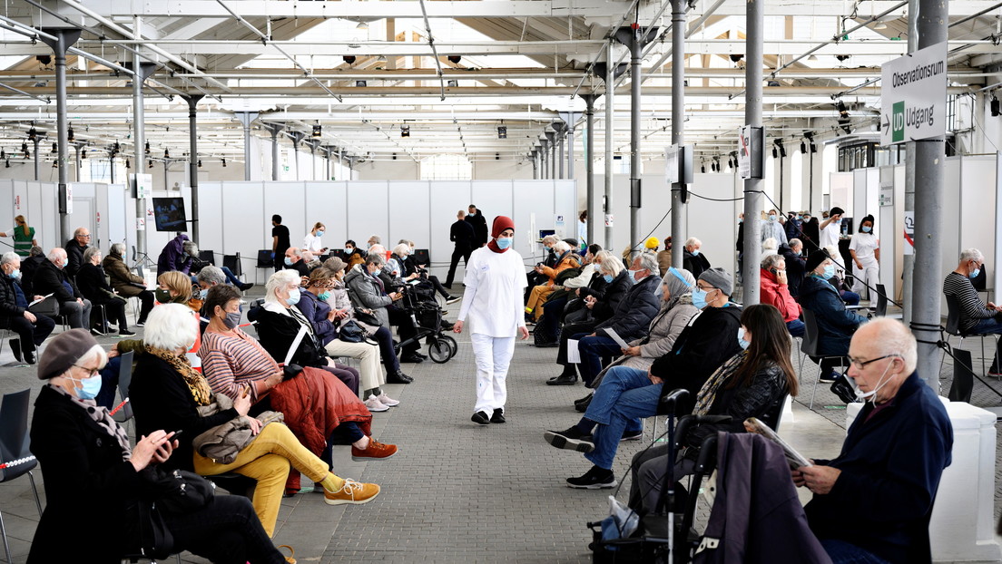 Antivacunas daneses comparten caramelos y comida para contagiarse y conseguir el pasaporte covid