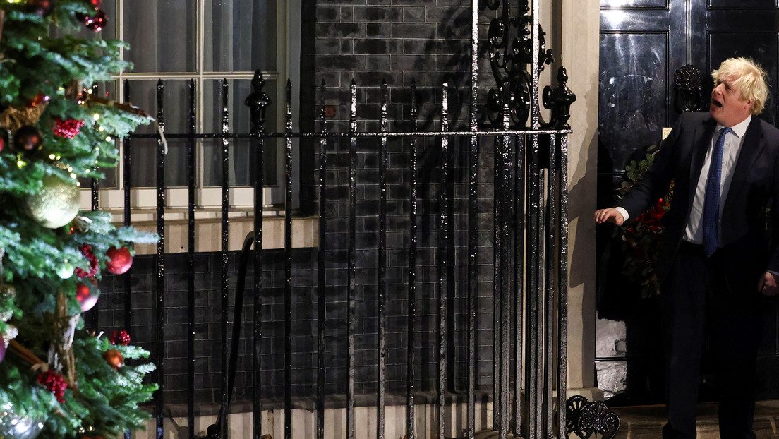 Boris Johnson se disculpa por un video en el que sus funcionarios bromean sobre una supuesta fiesta navideña sin distancia social