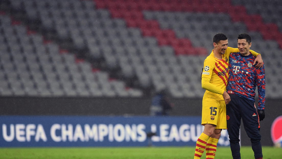 El abrazo entre risas de un jugador del Barça con un rival indigna a la afición culé tras la dramática eliminación de Champions (FOTO)
