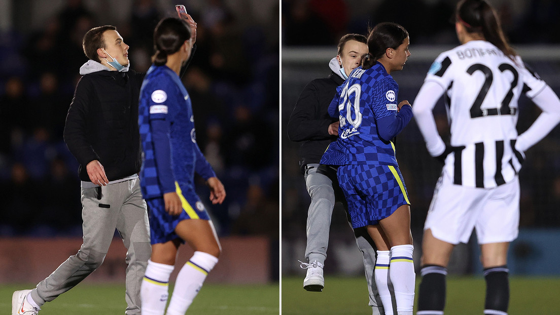 Una futbolista derriba a un hincha por invadir el campo durante un partido de la 'Champions' femenina y la amonestan (VIDEO)