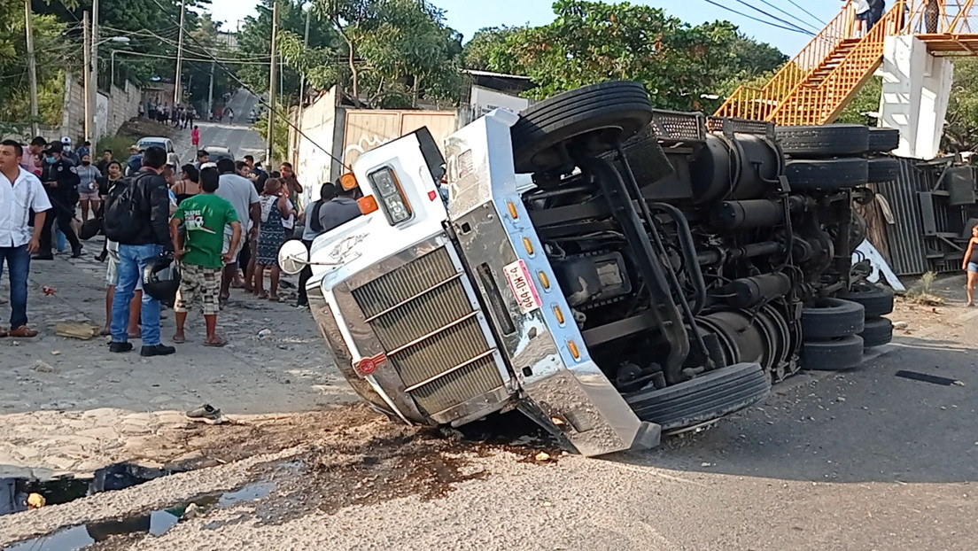 Lo que se sabe del accidente de un tráiler al sur de México en el que murieron 54 migrantes