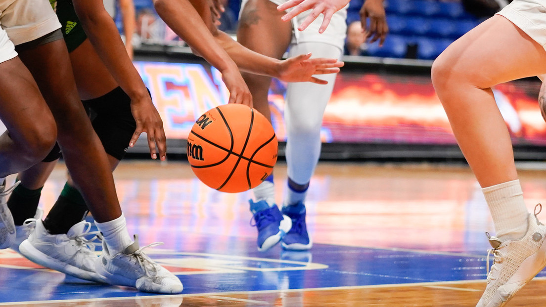 Una madre podría pasar hasta un año en prisión por incitar a su hija a golpear a una rival en un juego de baloncesto (VIDEO)