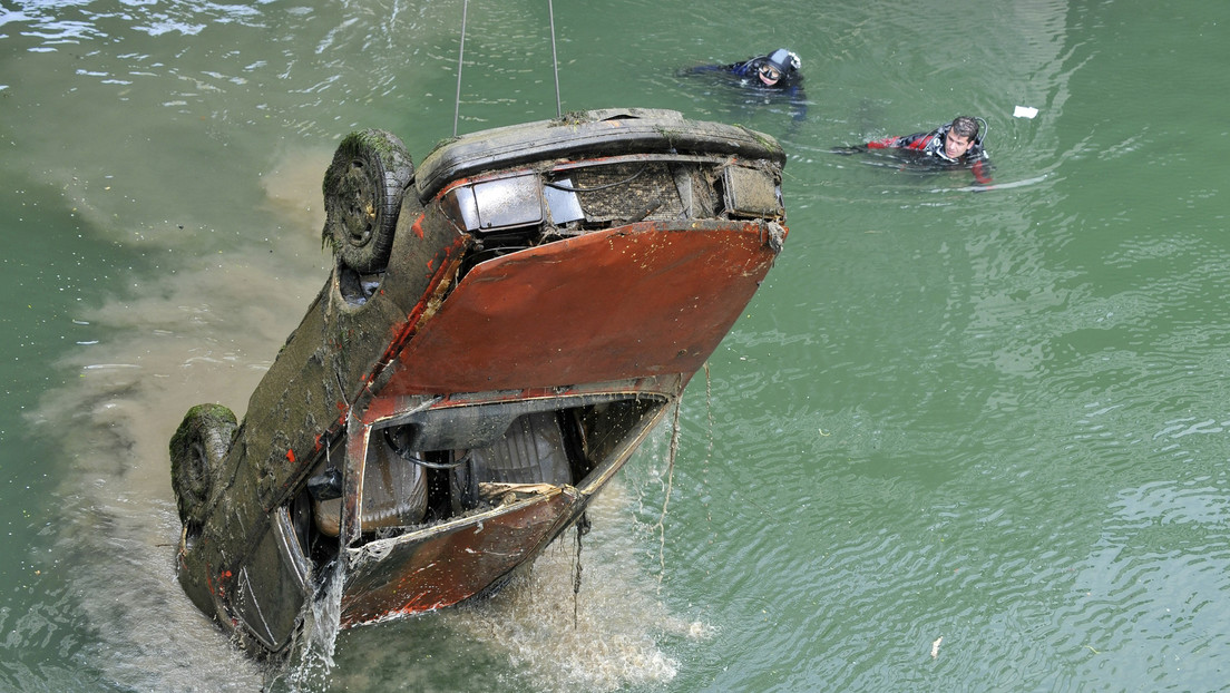 Un 'youtuber' encuentra en el fondo de un río el auto de dos adolescentes desaparecidos hace 21 años en EE.UU.