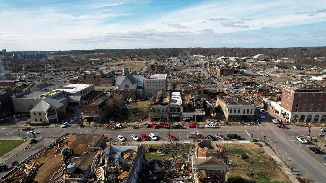"Por favor, rezad por nosotros": una mujer atrapada en una fábrica tras el paso del tornado en Kentucky pide ayuda en vivo (VIDEOS)