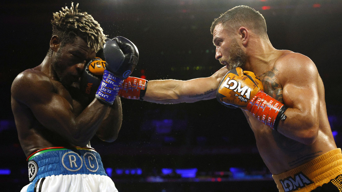 VIDEOS: La leyenda ucraniana del boxeo envía a la lona a su rival y pide a su esquina que detengan el combate al verlo en tan mal estado