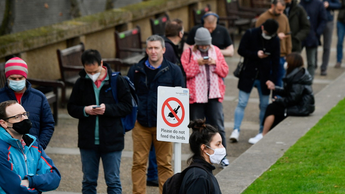 El jefe de la OMS advierte que la variante ómicron del coronavirus se ha detectado ya en 77 países y se propaga más rápido que cualquier otra cepa