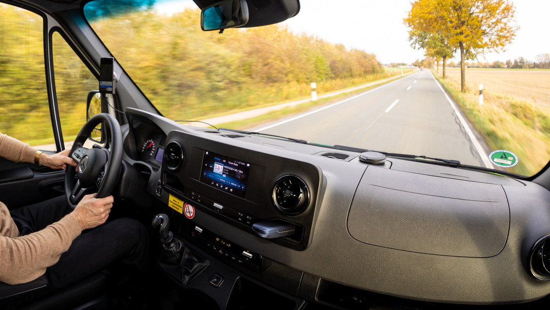 "Me apunta con un arma": una mujer graba con toda tranquilidad la persecución que vive en una carretera de México y su reacción se viraliza (VIDEO)