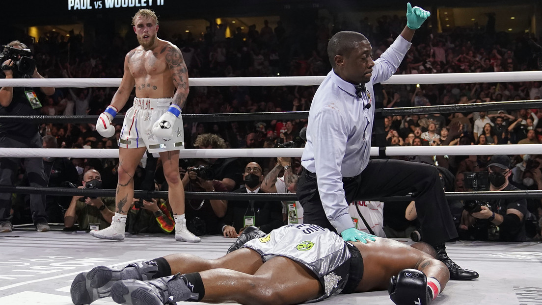 VIDEO: Jake Paul noquea a Tyron Woodley con un fuerte derechazo en un combate de revancha