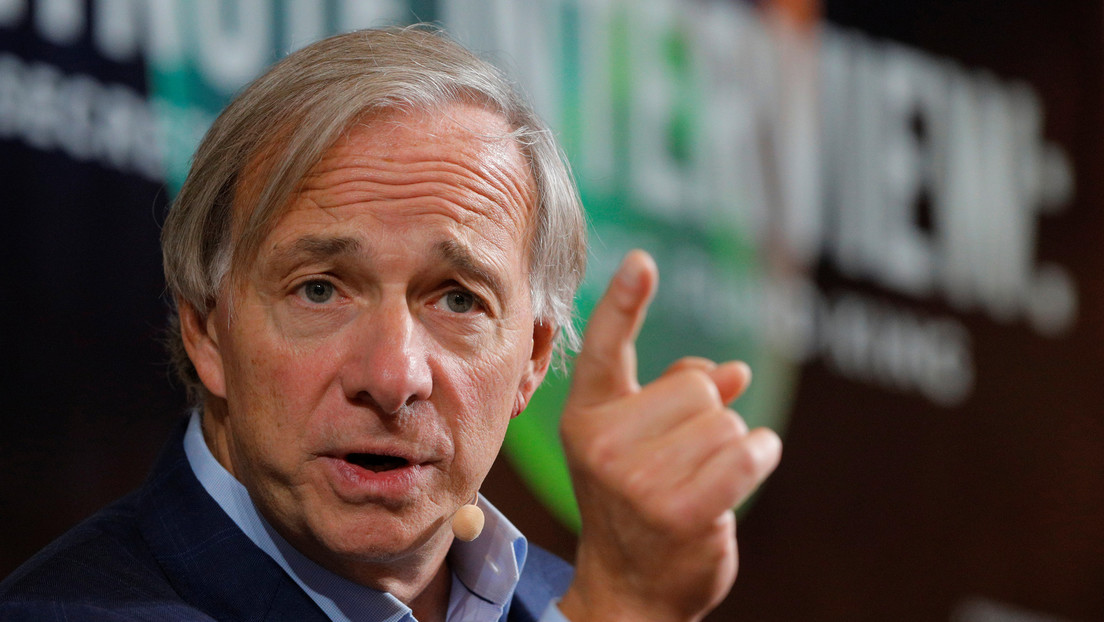 "El dinero en efectivo es la peor inversión": El multimillonario Ray Dalio advierte sobre el riesgo de la inflación y da un consejo a los inversores