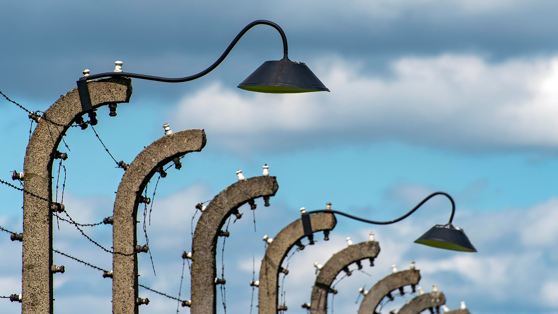 Suspenden a una profesora de primaria en EE.UU. por teatralizar el Holocausto con fosas comunes, cámaras de gas y Adolf Hitler